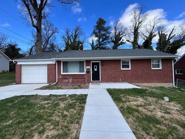 Building Photo - 4 Bedroom Single Family House