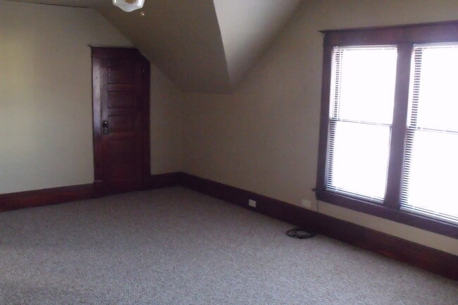 Building Photo - 22 16th Ave N