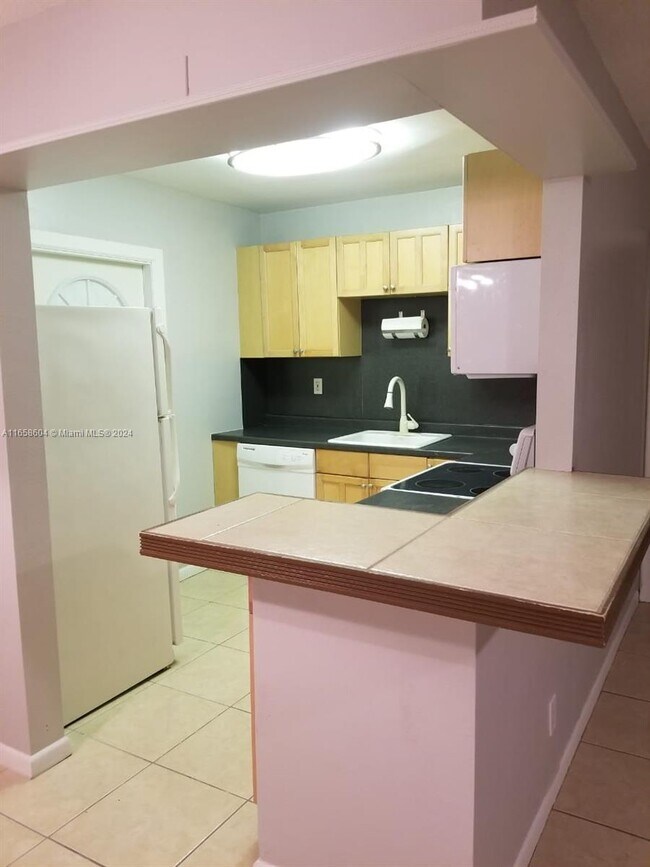 207 NE 16th St Unit 1, Fort Lauderdale, FL 33304 Room for Rent in