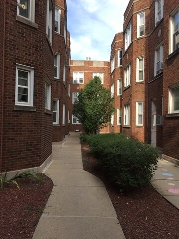 Foto del edificio - 2647 N Laramie Ave
