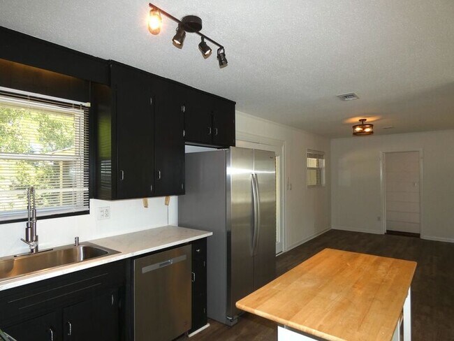 Building Photo - 3460 Rothschild Dr