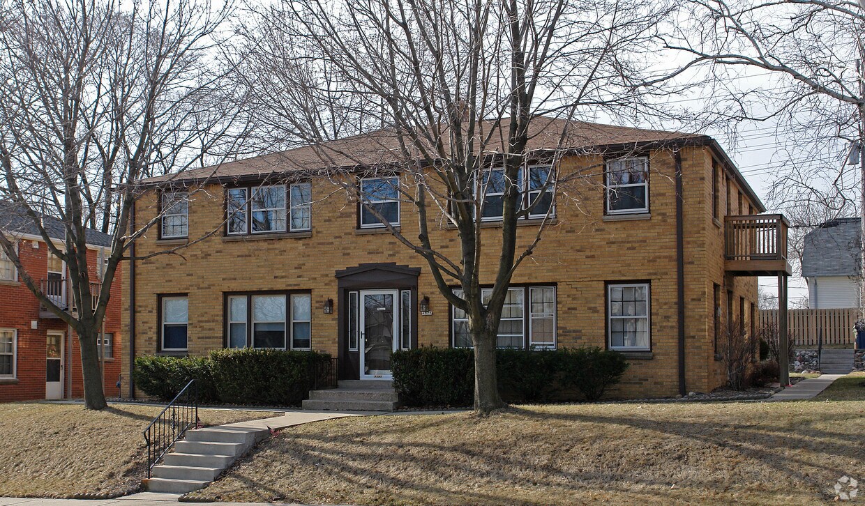 4825 W Oklahoma Ave, Milwaukee, WI 53219 Apartments in Milwaukee, WI