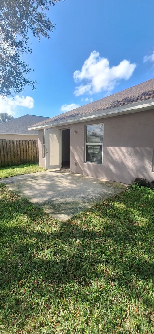 Foto del edificio - 4 BEDRROM HOME IN DESIRABLE AREA IN WEST M...