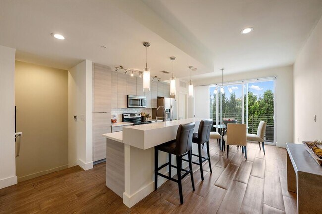 Building Photo - 604 N Bluff Dr