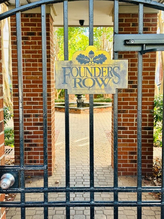 Building Photo - Coming Soon! 2-Bedroom Condo minutes from Red Hat