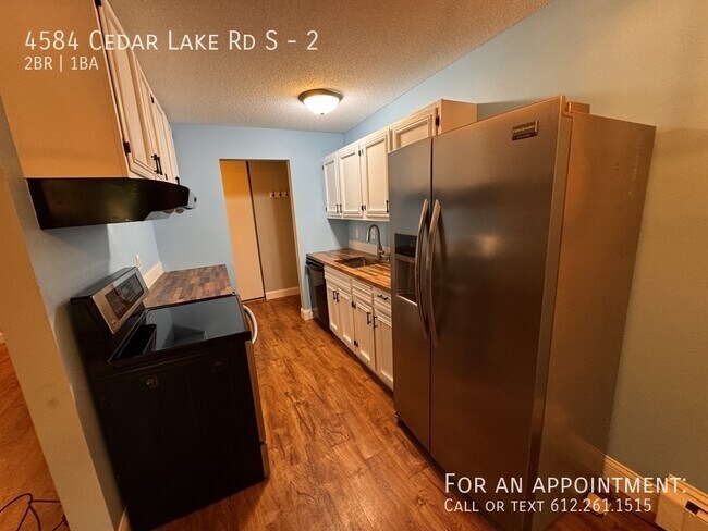 Foto del edificio - 4584 Cedar Lake Rd S