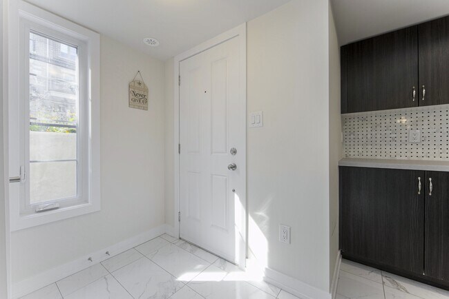 Photo du bâtiment - 2355-2355 Sheppard Ave W