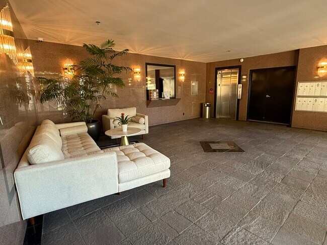 Foto del edificio - 2222 N Beachwood Dr