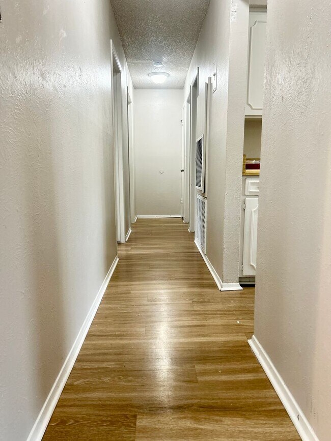 Foto del edificio - Home is located in sought-after neighborhood