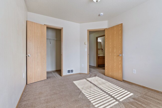 Building Photo - Spacious 4-Bedroom Home in SE Portland