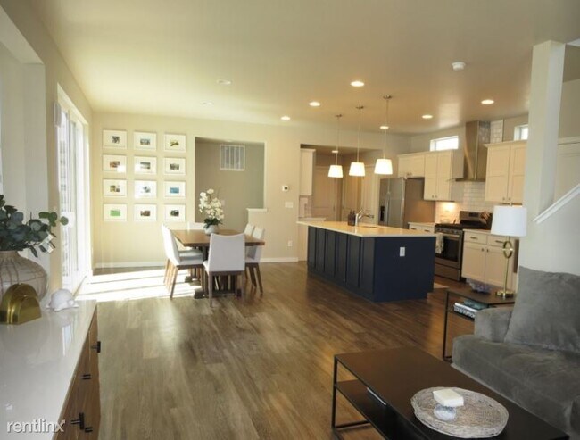 Building Photo - 3 br, 2.5 bath House - 2908 Comet St