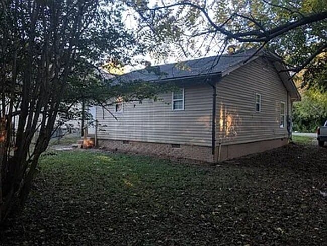 Building Photo - 2429 Selma Ave