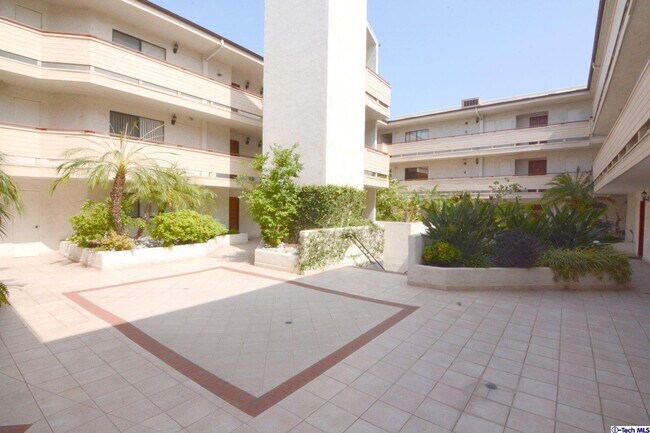 Building Photo - 110 N Everett St