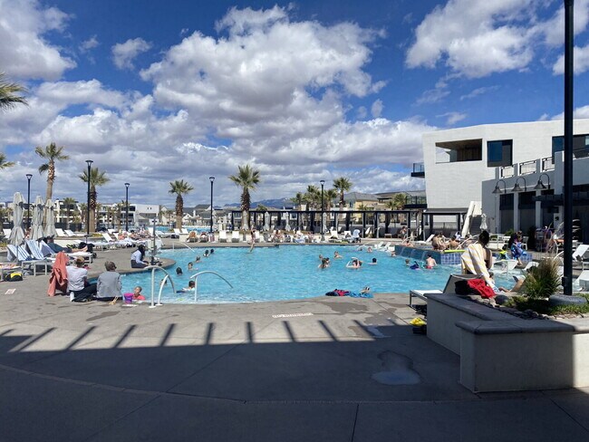 Foto del edificio - Breathtaking Desert Color 3 bed 2.5 bath townhome for rent!