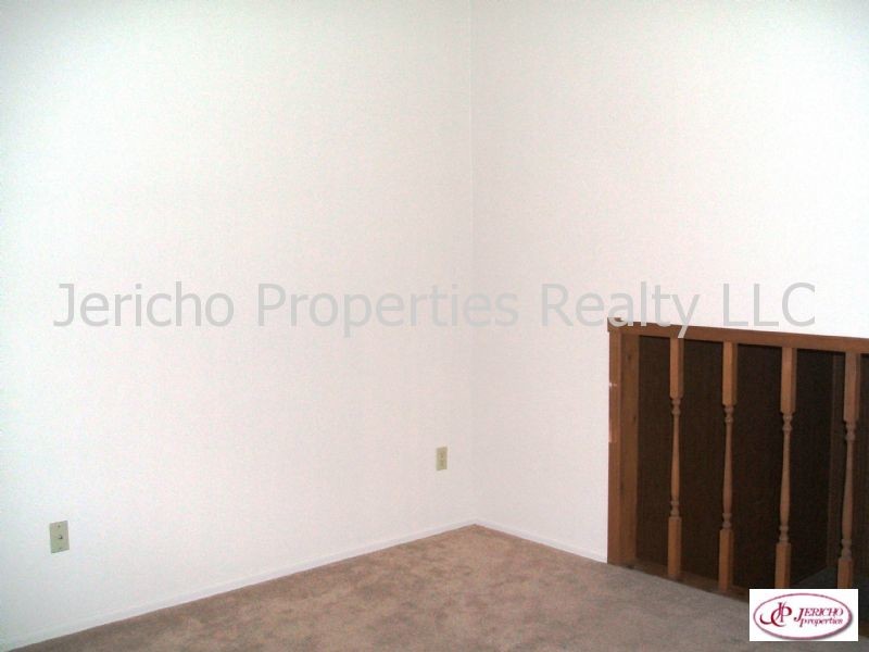 Building Photo - Great Tri Level Townhome