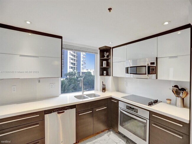 Building Photo - 3 br, 2.5 bath House - 1627 Brickell Ave A...