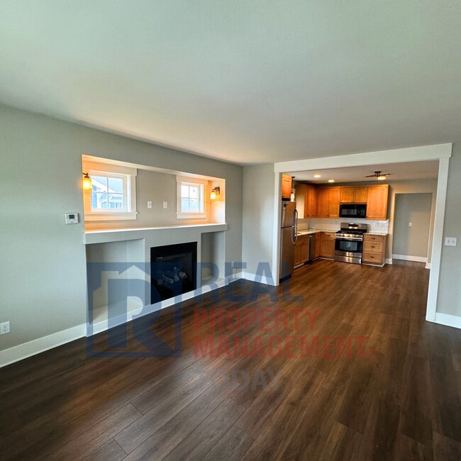 Building Photo - MOVE IN SPECIAL! $400 OFF MOVE IN!