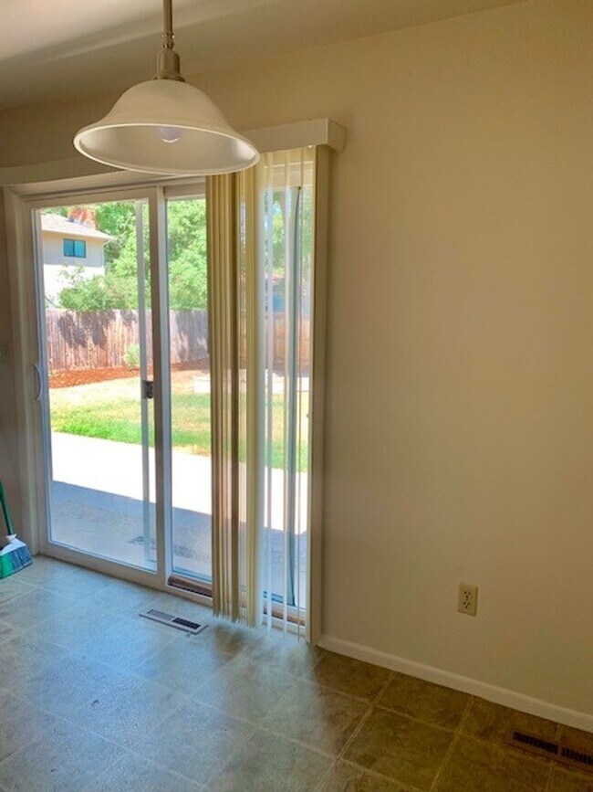 Foto del edificio - STUDENTS WELCOME! 3-Bed / 2-Bath Home 2 Miles from CSU