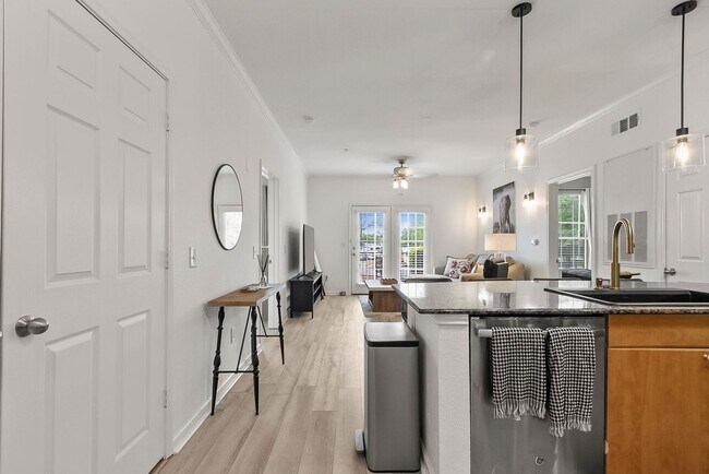 Building Photo - Midtown Village 2 Bed 2 Bath Condo! Available June 1st!