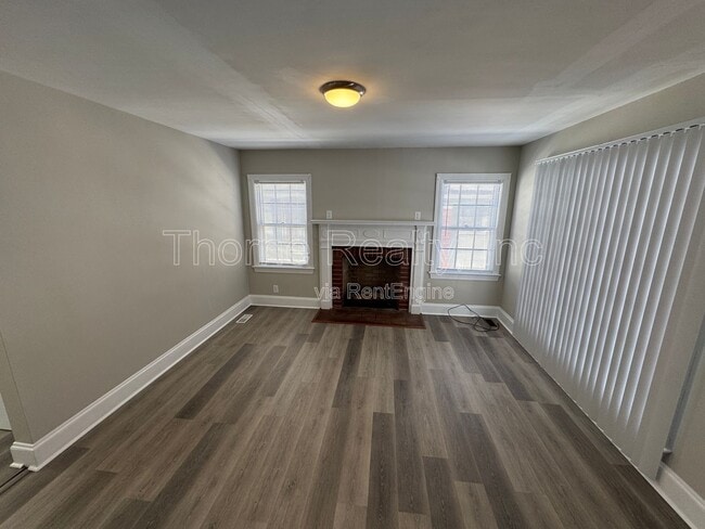 Building Photo - 913 Paul St