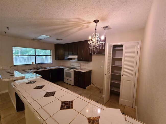 Building Photo - 1115 Sleepy Hollow Cir