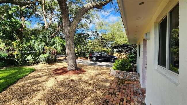 Foto del edificio - 16575 Old Cutler Rd