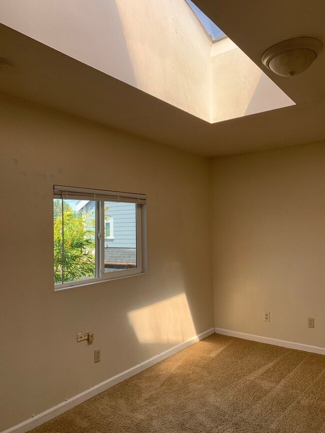 Building Photo - Great 5 Bed and 1.5 Bath House in the Broa...