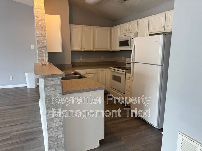 Foto del edificio - 6109 Hedgecock Cir