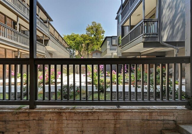 Foto del edificio - 3301 Red River St