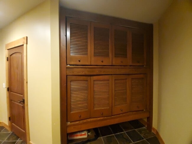 Building Photo - Fully furnished condo