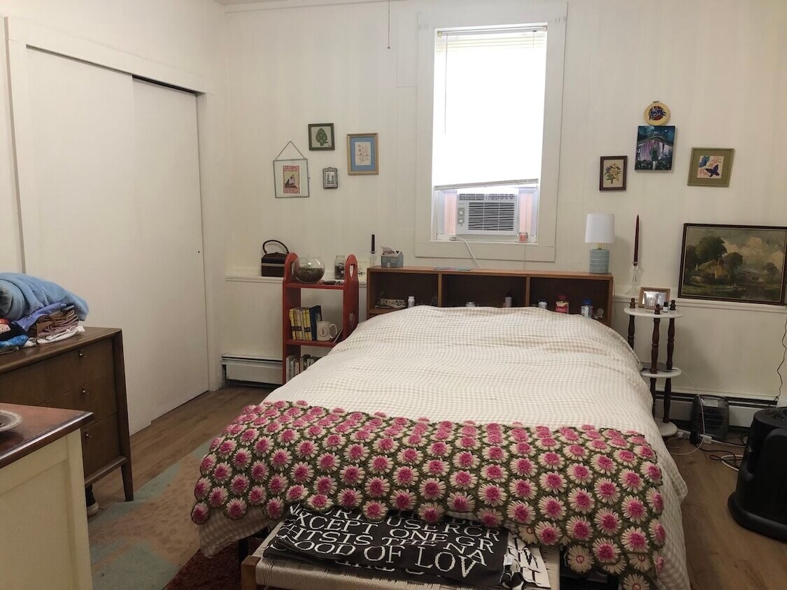 Bedroom 1 - 209 East St