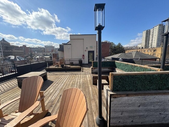 Building Photo - Gorgeous Condo Style Rental with Roof Top Terrace