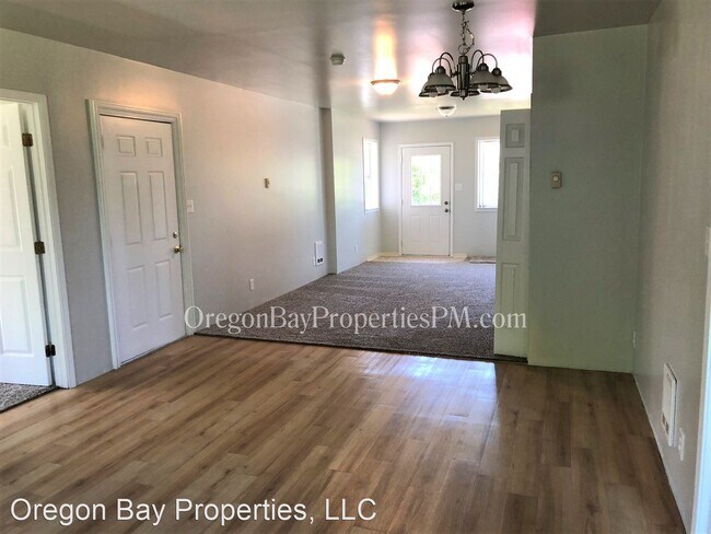 Foto del edificio - 3 br, 1 bath House - 135 N. Marple