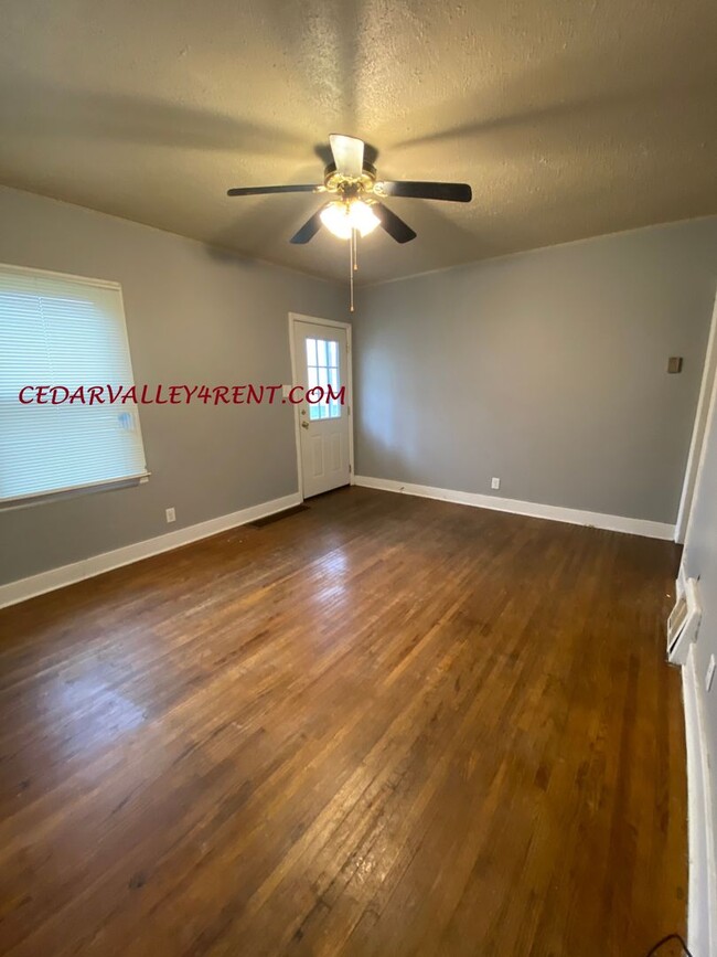 Building Photo - 2 Bedroom, 1 Bath Single Family Home with ...