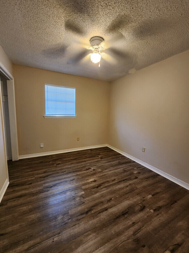 Foto del edificio - 2131 Woodside Dr