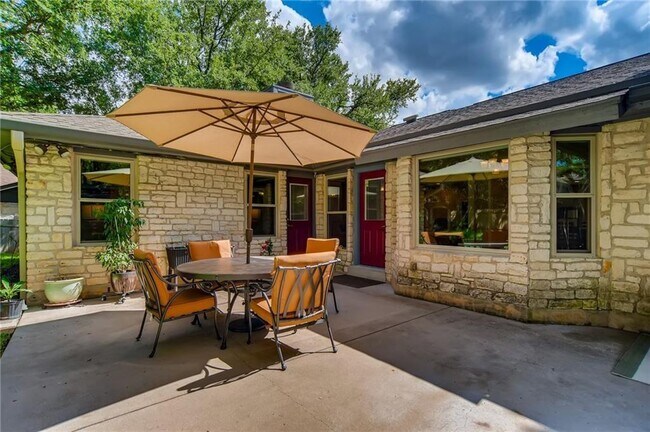 Foto del edificio - 10706 Oak View Dr