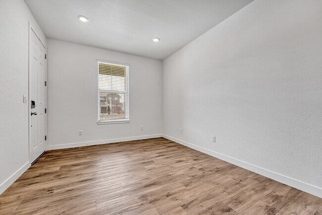 Building Photo - $4,450.00, 5 bed, 4.5-bath located in Broo...