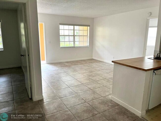 Foto del edificio - 10409 NW 7th St