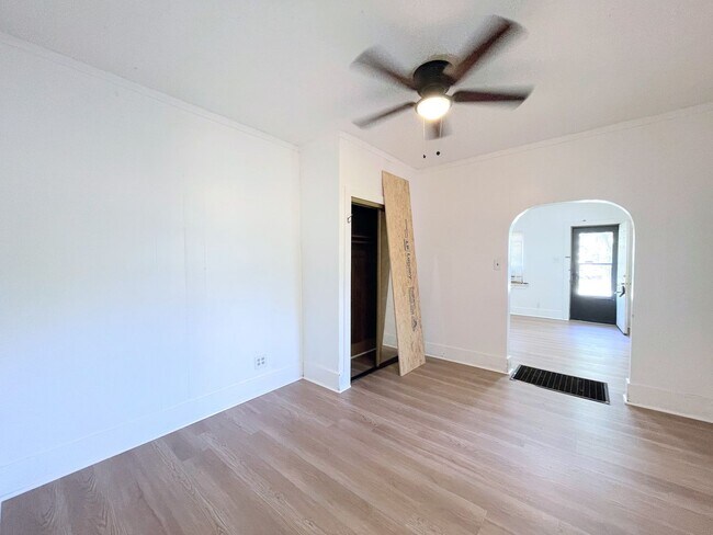 Foto del edificio - 315 W 7th Ave