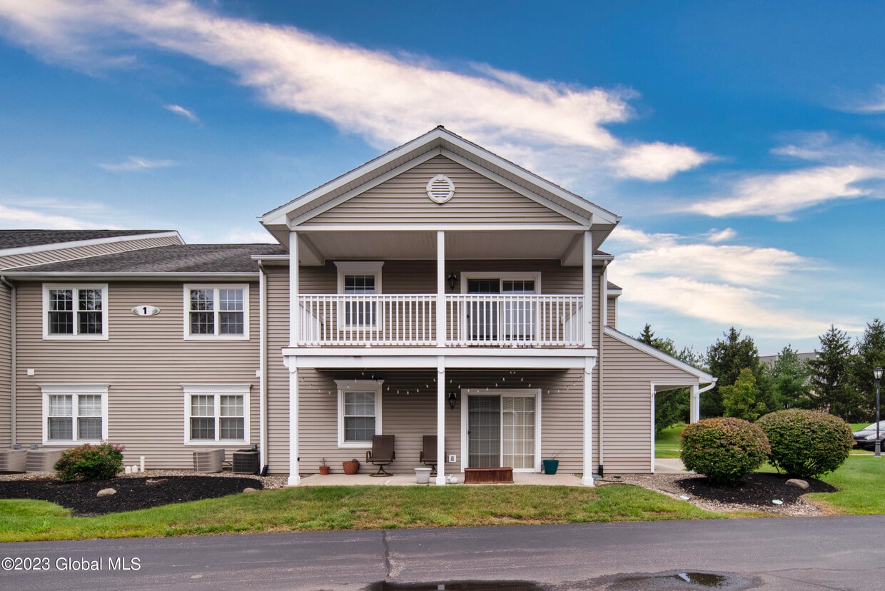 Primary Photo - 108 Evergreen Pl