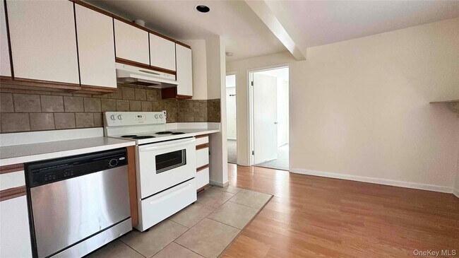 Foto del edificio - 64 Pine Hollow Rd