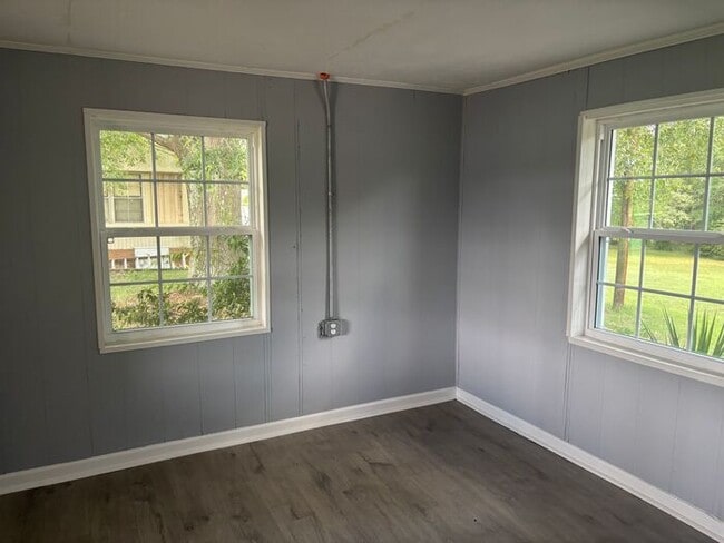 Building Photo - 3 Bedroom House Available for Rent