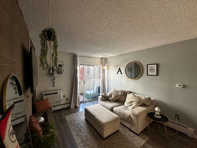 Foto del edificio - Available June 1st! "Chic & Cozy 1-Bed Furnished Condo in Denver's Desirable Hale Neighborhood!"