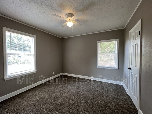 Building Photo - 995 Hudson St