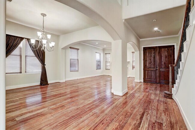 Building Photo - 2823 Stuart Manor