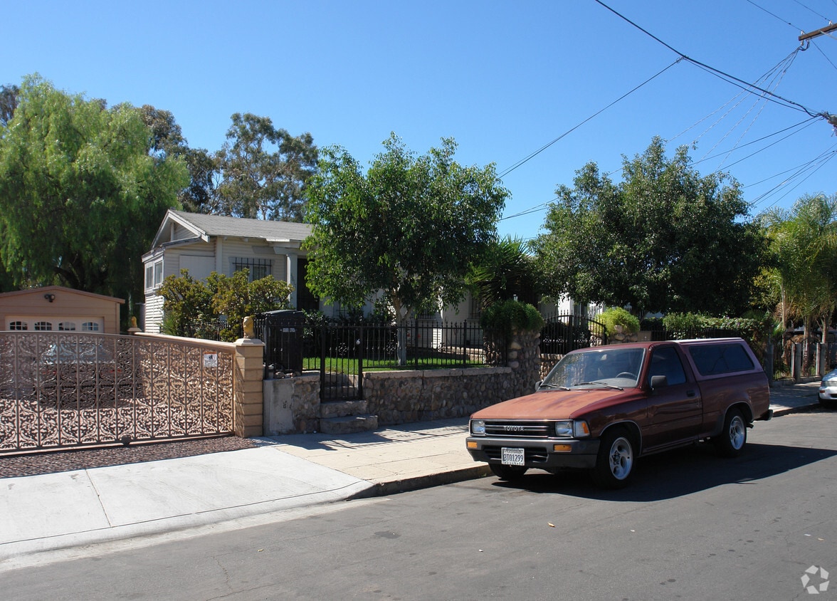 Primary Photo - 4813-4817 Reno Dr