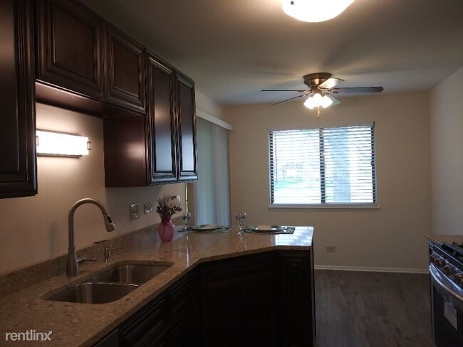Building Photo - 1544 Williamsburg Dr