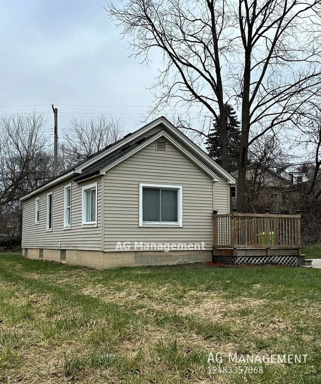 Building Photo - 142 N Merrimac St - Fantastic Pontiac 2Bed...