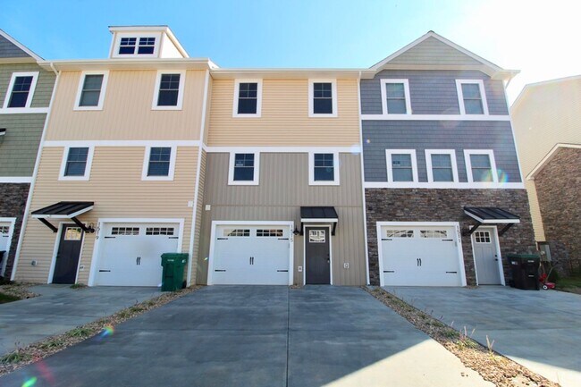 Foto del edificio - 3 level town home in popular Congers Creek...