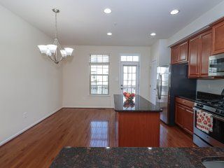 Foto del edificio - 7721 Duncannon Ln